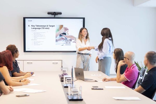 Corso inglese professionale per professionisti e aziende Per professionisti, freelance, manager e team aziendali che vogliono comunicare con più sicurezza e credibilità.